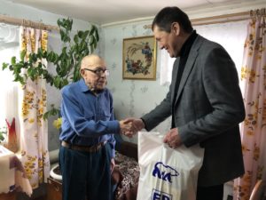 Петр Казанцев принимает поздравления от главы Сухого Лога