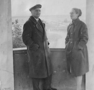 С. Щипачев с О. Чусовитиной на курорте, 1964 г.