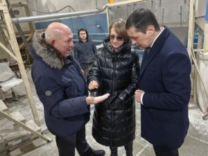 Министр АПК Анна Кузнецова и глава Сухого ЛогаРафаил Мингалимов в мукомольном цехе агрофирмы
«Светлое»