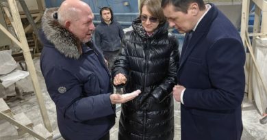 Министр АПК Анна Кузнецова и глава Сухого Лога Рафаил Мингалимов в мукомольном цехе агрофирмы «Светлое»