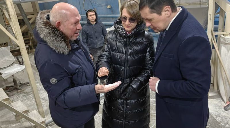 Министр АПК Анна Кузнецова и глава Сухого Лога Рафаил Мингалимов в мукомольном цехе агрофирмы «Светлое»