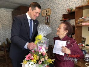 Рафаил Мингалимов поздравил 95-летнюю Анну Лобанову с 8 Марта