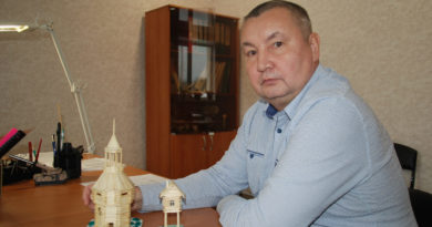 Евгений Борисов демонстрирует поделки Юрия Гагарина