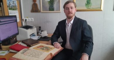 На встречу в редакцию газеты «Знамя Победы» Денис Карпуков принес уникальные книги, написанные на церковнославянском языке