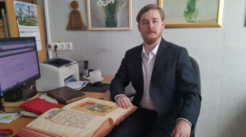 На встречу в редакцию газеты «Знамя Победы» Денис Карпуков принес уникальные книги, написанные на церковнославянском языке