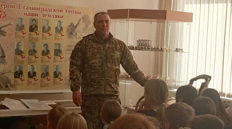 Гвардии полковник Машков на встрече с ребятами