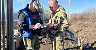 Главный специалист по делам ГО и ЧС Виталий Ельняков выписывает предписание за разведение открытого огня в садах в Зауралье