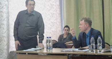 А. Бош и А.Трофимчук обсуждают, как решить вопрос по счетам за электричество