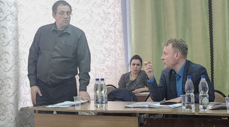 А. Бош и А.Трофимчук обсуждают, как решить вопрос по счетам за электричество