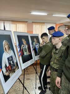 Портреты матерей героев СВОзаставили задуматься курсантов