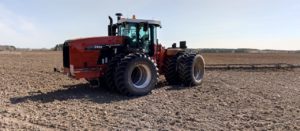 Трактор RSM-2400 боронует почву под будущие посевы