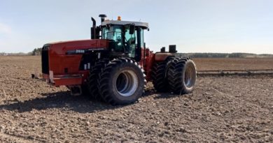 Трактор RSM-2400 боронует почву под будущие посевы