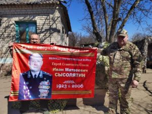 Знамя Ивана Сысолятина будет воеватьвместе с бойцами 439-го
мотострелкового полка