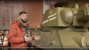 Ведущий Антон Бутаков возле Т-34 – машины,на которой воевали бойцы УДТК