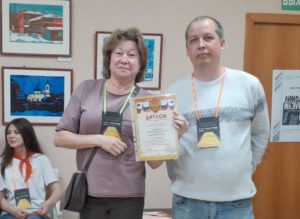 Т. Сайфутдинов, ведущий менеджер управленияобразования награждает И. Лугвину,
руководителя музея школы №7