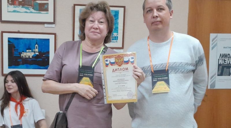 Т. Сайфутдинов, ведущий менеджер управления образования награждает И. Лугвину, руководителя музея школы №7