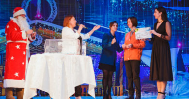 Ольга Гришанова (вторая справа) на празднике подписчика