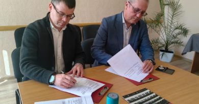 Директор музыкальной школы Максим Брызгалов и заместитель директора Свердловской филармонии Андрей Чувашов подписывают соглашение