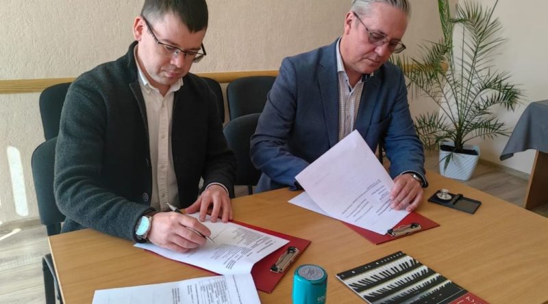 Директор музыкальной школы Максим Брызгалов и заместитель директора Свердловской филармонии Андрей Чувашов подписывают соглашение