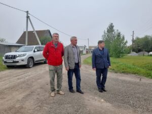 Андрей Пенигин, Евгений Быков и Сергей Кочнев осматривают отремонтированный участок дороги в д. Мокрой