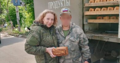 В Рубежном наши военные сами пекут и раздают хлеб местным жителям