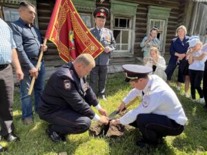 Члены областного совета ветеранов органов внутренних дел и внутренних войскдоставят землю с родины Героя Советского Союза Степана Неустроева
в город-герой Севастополь на могилу комбата Победы