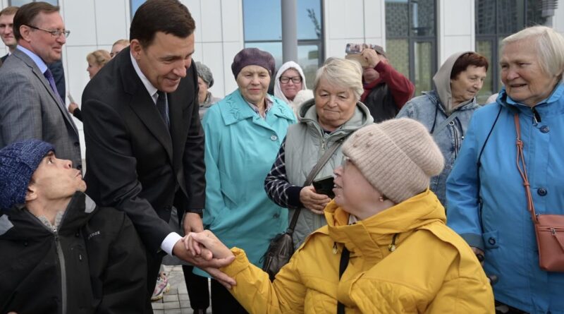 Евгений Куйвашев пообщался с пациентами новой поликлиники