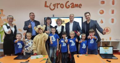 Воспитанники и благополучатели на открытии компьютерно-игрового класса LigroGame