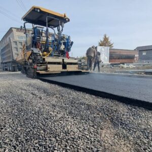 Укладка асфальта на площадке перед Центромдосуга