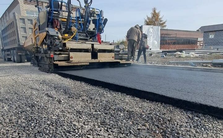 Укладка асфальта на площадке перед Центром досуга