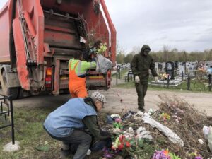 После массового посещения горожанами кладбищакоммунальные
службы вывозят до 100 тонн
мусора