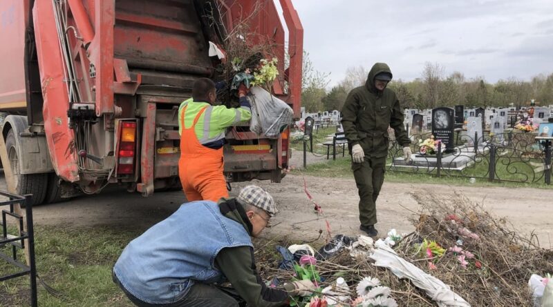 После массового посещения горожанами кладбища коммунальные службы вывозят до 100 тонн мусора