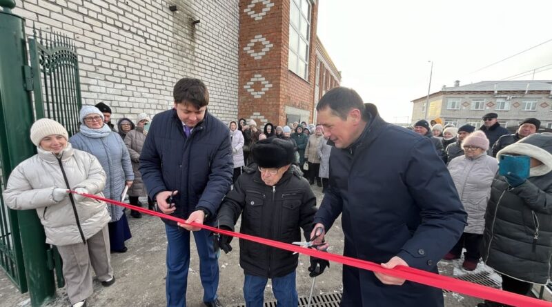 Почетное право перерезать красную ленточку предоставили ветерану Петру Казанцеву